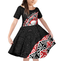 New Zealand Christmas Meri Kirihimete Family Matching Off Shoulder Short Dress and Hawaiian Shirt Santa Hei Tiki Pohutukawa LT01 Daughter's Dress Black - Polynesian Pride