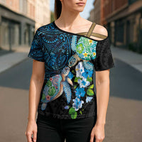 Hawaiian Couple Turtles Honi Cross Shoulder Shirt Polynesian Art Motifs and Hibiscus Black Blue Color - Polynesian Pride