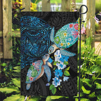 Hawaiian Couple Turtles Honi Garden Flag Polynesian Art Motifs and Hibiscus Black Blue Color - Polynesian Pride