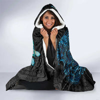 Hawaiian Couple Turtles Honi Hooded Blanket Polynesian Art Motifs and Hibiscus Black Blue Color - Polynesian Pride