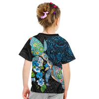 Hawaiian Couple Turtles Honi Kid T Shirt Polynesian Art Motifs and Hibiscus Black Blue Color - Polynesian Pride
