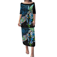 Hawaiian Couple Turtles Honi Puletasi Polynesian Art Motifs and Hibiscus Black Blue Color LT03 Long Dress Black - Polynesian Pride