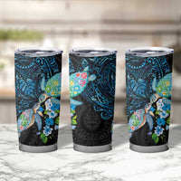 Hawaiian Couple Turtles Honi Tumbler Cup Polynesian Art Motifs and Hibiscus Black Blue Color - Polynesian Pride