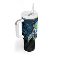 Hawaiian Couple Turtles Honi Tumbler With Handle Polynesian Art Motifs and Hibiscus Black Blue Color - Polynesian Pride