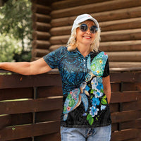 Hawaiian Couple Turtles Honi Women Polo Shirt Polynesian Art Motifs and Hibiscus Black Blue Color - Polynesian Pride