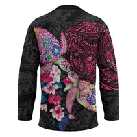 Hawaiian Couple Turtles Honi Hockey Jersey Polynesian Art Motifs and Hibiscus Black Red Color - Polynesian Pride