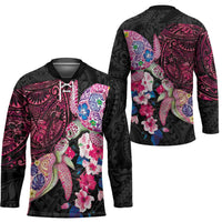 Hawaiian Couple Turtles Honi Hockey Jersey Polynesian Art Motifs and Hibiscus Black Red Color - Polynesian Pride