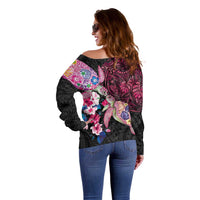 Hawaiian Couple Turtles Honi Off Shoulder Sweater Polynesian Art Motifs and Hibiscus Black Red Color - Polynesian Pride
