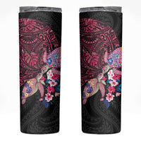 Hawaiian Couple Turtles Honi Skinny Tumbler Polynesian Art Motifs and Hibiscus Black Red Color - Polynesian Pride