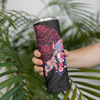 Hawaiian Couple Turtles Honi Skinny Tumbler Polynesian Art Motifs and Hibiscus Black Red Color - Polynesian Pride