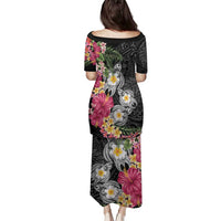 Hawaiian Tropical Flowers and Tribal Turtles Family Matching Puletasi and Hawaiian Shirt Polynesian Art Motifs Black Color - Polynesian Pride