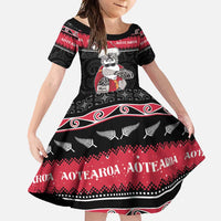 New Zealand Santa Tiki Christmas Family Matching Off Shoulder Maxi Dress and Hawaiian Shirt Meri Kirihimete LT05 Daughter's Dress Black - Polynesian Pride