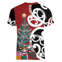 New Zealand Silver Fern Christmas Tree Women V-Neck T-Shirt Meri Kirihimete - Polynesian Pride