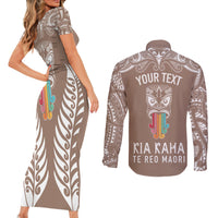 personalised-kia-kaha-te-reo-maori-couples-matching-short-sleeve-bodycon-dress-and-long-sleeve-button-shirts-hei-tiki-mix-koru-brown