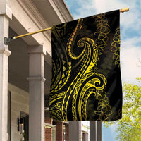 Polynesia Plumeria Lei Garden Flag Black Gold Curves Motif
