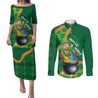 St Patrick's Day Hawaii Couples Matching Puletasi and Long Sleeve Button Shirt Hauoli Maoli Funny Shaka Leprechaun LT14 Green - Polynesian Pride
