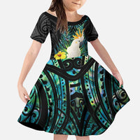 Sulphur-crested Cockatoo New Zealand Family Matching Off Shoulder Short Dress and Hawaiian Shirt Paua Shell Aotearoa Maori Tropical Flowers LT14 Daughter's Dress Black - Polynesian Pride