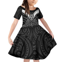 Kia Kaha Te Reo Maori Family Matching Off Shoulder Short Dress and Hawaiian Shirt Aotearoa Hei Tiki With Hongi LT14 Daughter's Dress Black - Polynesian Pride