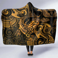 New Zealand Tuatara Hooded Blanket Aotearoa Maori Clematis Flowers - Gold