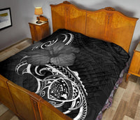 Hawaii Map Turtle Hibiscus Divise White Polynesian Premium Quilt - Polynesian Pride