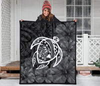 Hawaii Turtle Kanaka Map Hibiscus Poly Premium Quilt - White - Polynesian Pride