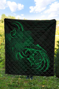Hawaii Map Turtle Hibiscus Divise Green Polynesian Premium Quilt - Polynesian Pride