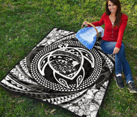 Hawaiian Kanaka Honu Hibiscus Tornando White Polynesian Premium Quilt - Polynesian Pride