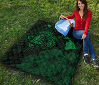 Hawaii Sea Turtle Is Swimming Toward Premium Quilt Green - Polynesian Pride