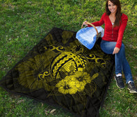 Hawaii Hibiscus Premium Quilt - Harold Turtle - Yellow - Polynesian Pride