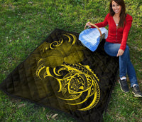 Hawaii Map Turtle Hibiscus Divise Yellow Polynesian Premium Quilt - Polynesian Pride