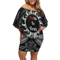 Personalised Toitu Te Tiriti Aotearoa Silver Fern Family Matching Off Shoulder Short Dress and Hawaiian Shirt New Zealand Maori Pattern LT01 Mom's Dress Black - Polynesian Pride