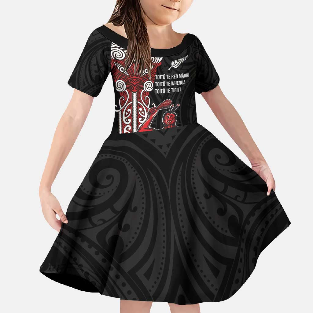 Toitu Te Reo Maori Toitu Te Whenua Toitu Te Tiriti Family Matching Off Shoulder Maxi Dress and Hawaiian Shirt Maori Warrior New Zealand LT01 Daughter's Dress Black - Polynesian Pride
