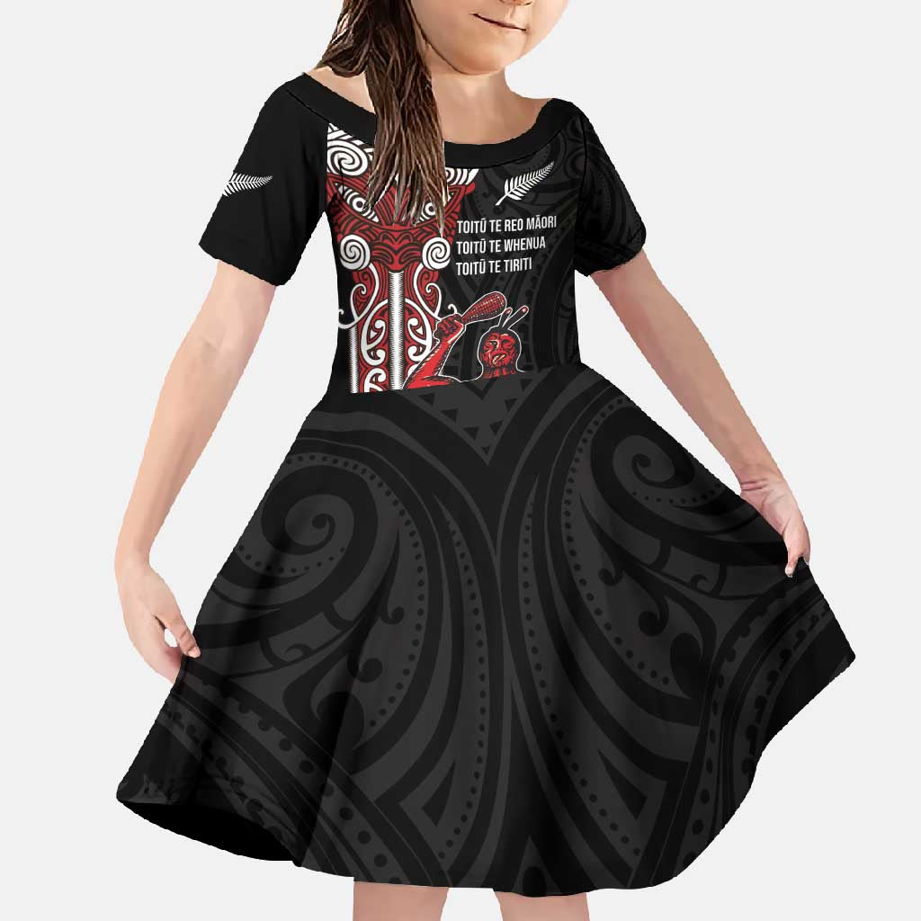 Toitu Te Reo Maori Toitu Te Whenua Toitu Te Tiriti Family Matching Summer Maxi Dress and Hawaiian Shirt Maori Warrior New Zealand LT01 Daughter's Dress Black - Polynesian Pride