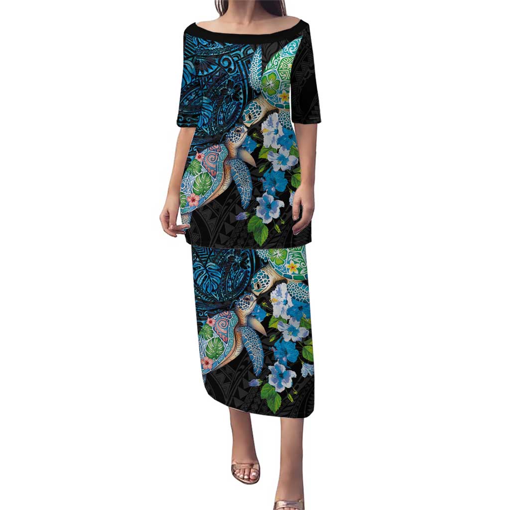 Hawaiian Couple Turtles Honi Family Matching Puletasi and Hawaiian Shirt Polynesian Art Motifs and Hibiscus Black Blue Color LT03 Mom's Dress Black - Polynesian Pride