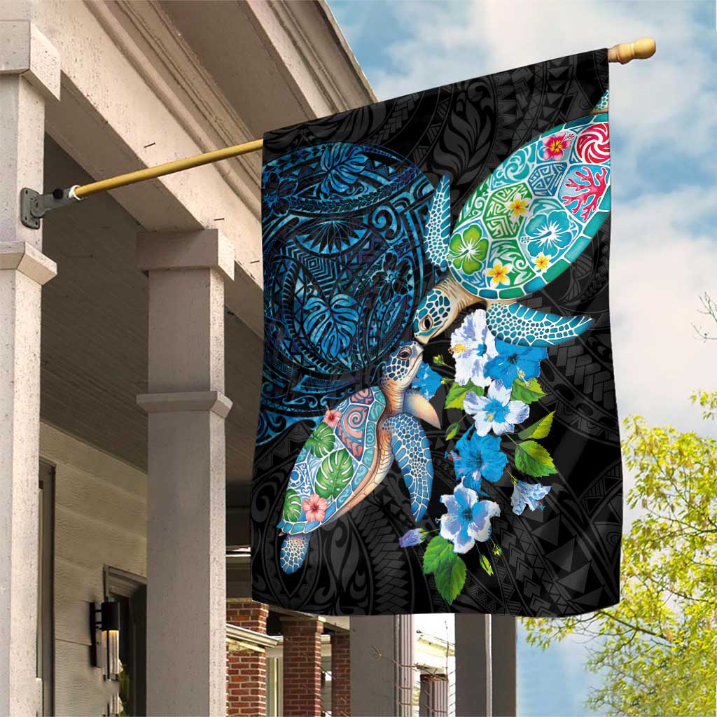 Hawaiian Couple Turtles Honi Garden Flag Polynesian Art Motifs and Hibiscus Black Blue Color - Polynesian Pride