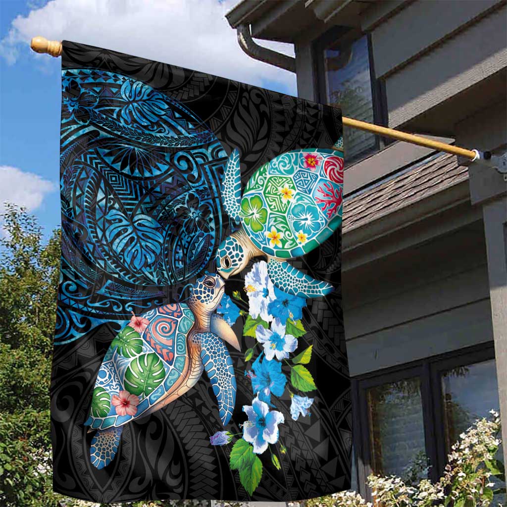 Hawaiian Couple Turtles Honi Garden Flag Polynesian Art Motifs and Hibiscus Black Blue Color - Polynesian Pride