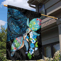 Hawaiian Couple Turtles Honi Garden Flag Polynesian Art Motifs and Hibiscus Black Blue Color - Polynesian Pride