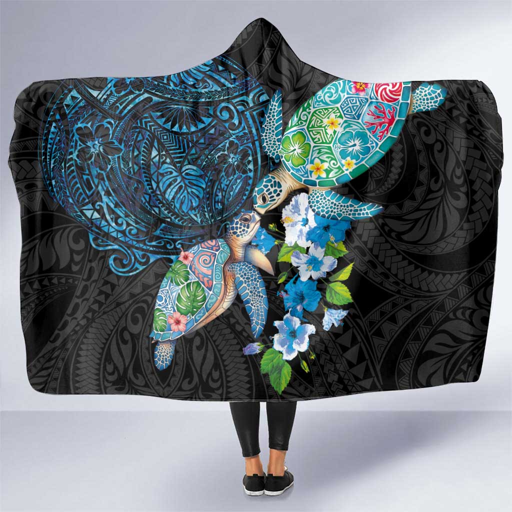 Hawaiian Couple Turtles Honi Hooded Blanket Polynesian Art Motifs and Hibiscus Black Blue Color - Polynesian Pride