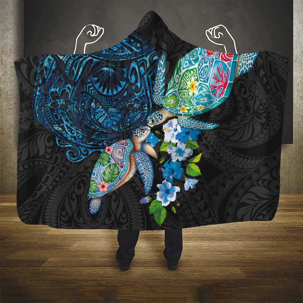 Hawaiian Couple Turtles Honi Hooded Blanket Polynesian Art Motifs and Hibiscus Black Blue Color - Polynesian Pride