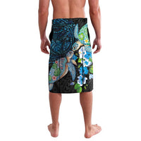 Hawaiian Couple Turtles Honi Lavalava Polynesian Art Motifs and Hibiscus Black Blue Color - Polynesian Pride