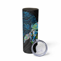 Hawaiian Couple Turtles Honi Skinny Tumbler Polynesian Art Motifs and Hibiscus Black Blue Color - Polynesian Pride
