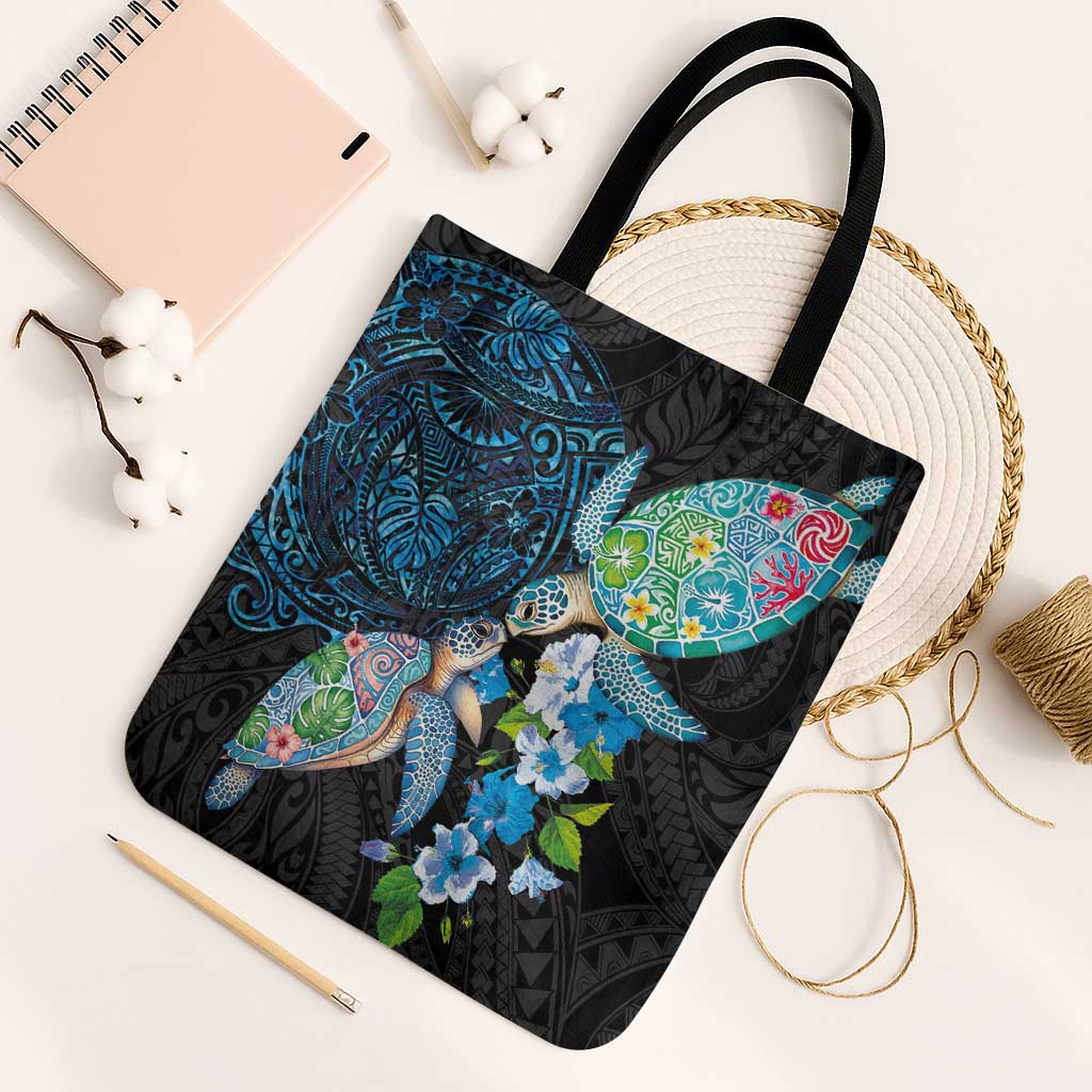 Hawaiian Couple Turtles Honi Tote Bag Polynesian Art Motifs and Hibiscus Black Blue Color - Polynesian Pride