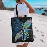 Hawaiian Couple Turtles Honi Tote Bag Polynesian Art Motifs and Hibiscus Black Blue Color - Polynesian Pride
