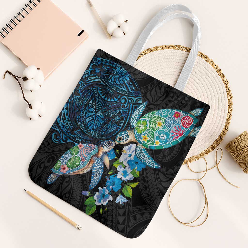 Hawaiian Couple Turtles Honi Tote Bag Polynesian Art Motifs and Hibiscus Black Blue Color - Polynesian Pride