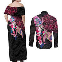 Hawaiian Couple Turtles Honi Couples Matching Off Shoulder Maxi Dress and Long Sleeve Button Shirt Polynesian Art Motifs and Hibiscus Black Red Color - Polynesian Pride