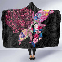 Hawaiian Couple Turtles Honi Hooded Blanket Polynesian Art Motifs and Hibiscus Black Red Color - Polynesian Pride