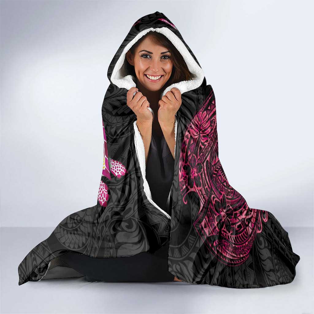 Hawaiian Couple Turtles Honi Hooded Blanket Polynesian Art Motifs and Hibiscus Black Red Color - Polynesian Pride