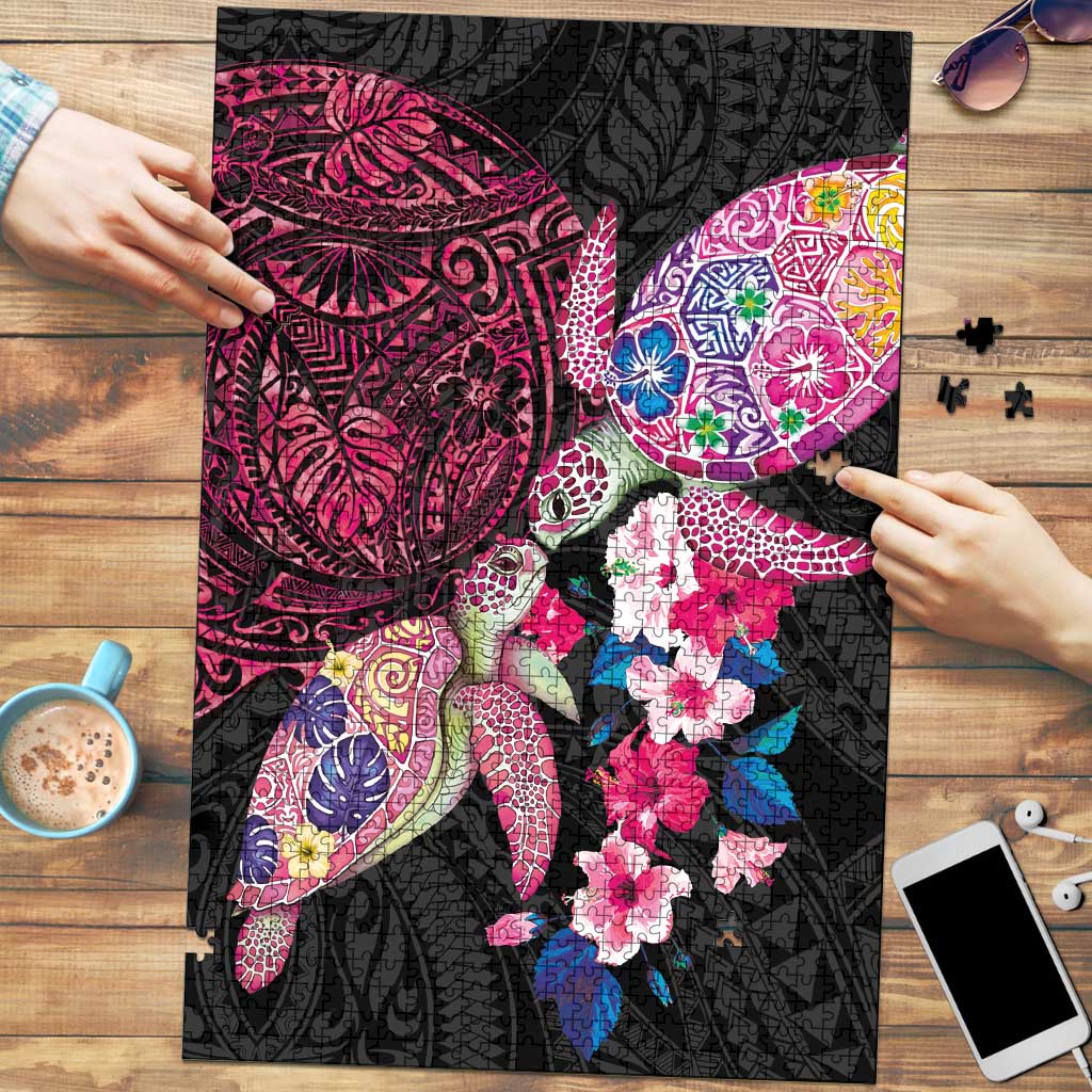 Hawaiian Couple Turtles Honi Puzzle Polynesian Art Motifs and Hibiscus Black Red Color - Polynesian Pride
