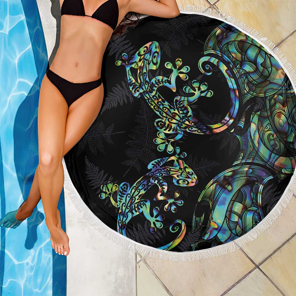 New Zealand Gecko Maori Art Tattoo Beach Blanket Silver Fern and Paua Shell Mode