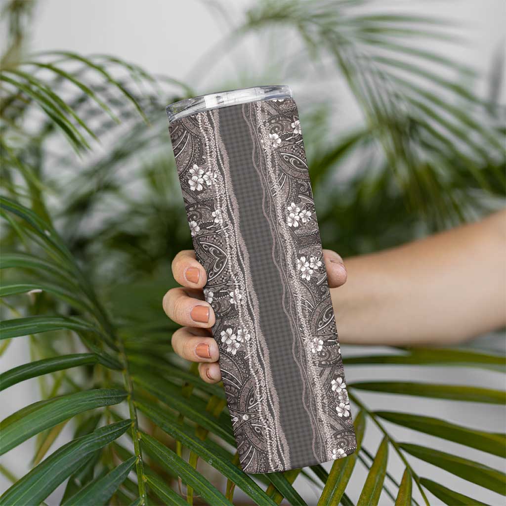 Hawaiian Art Flower Tribal with Lei Skinny Tumbler Palaka Pattern Grayscale - Polynesian Pride